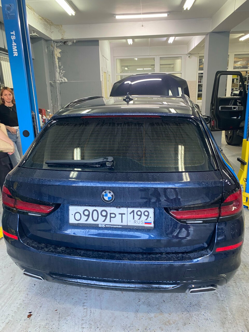 BMW Touring на подъёмнике в сервисе